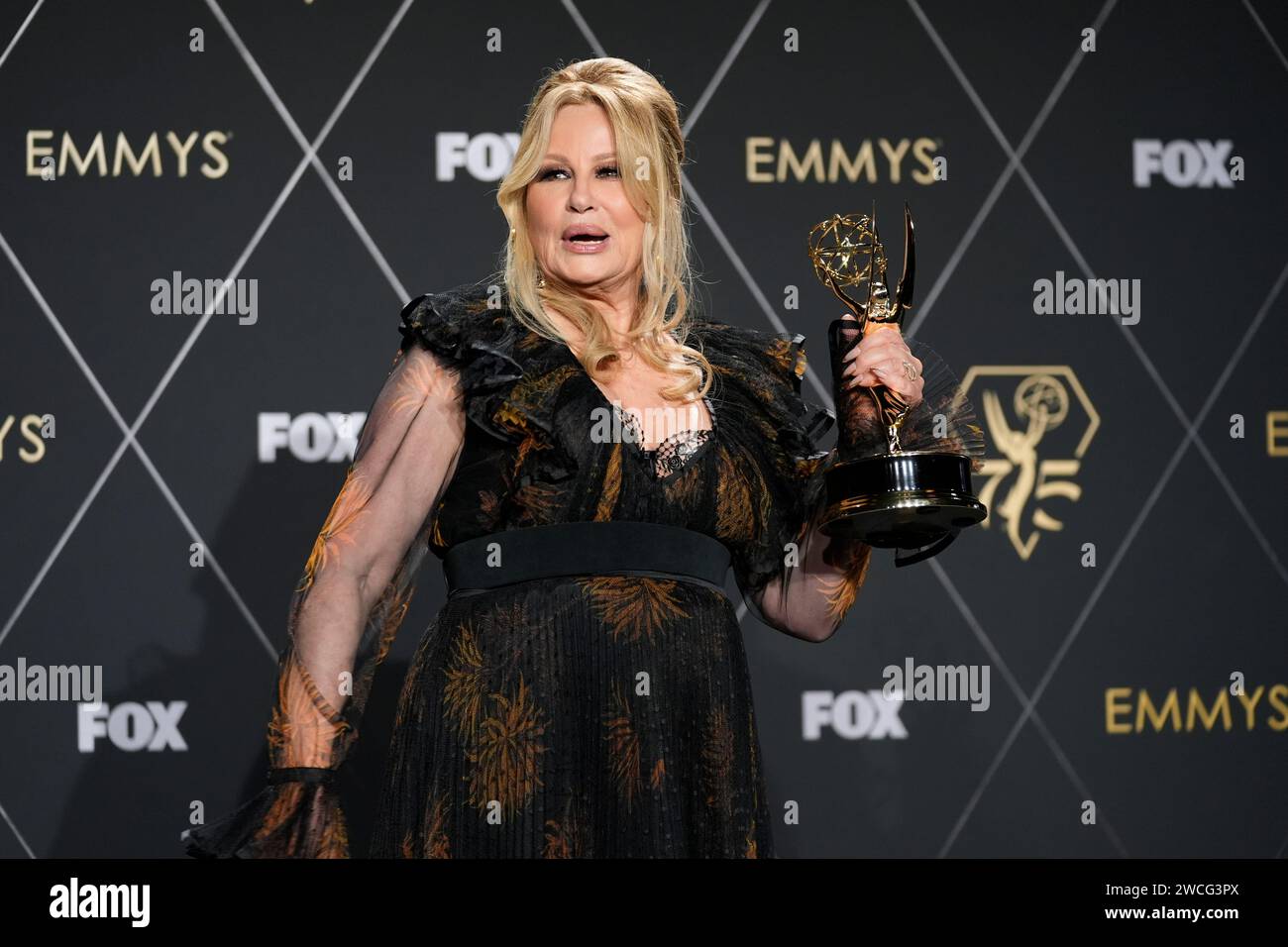 Jennifer Coolidge, winner of the award for outstanding supporting(02)