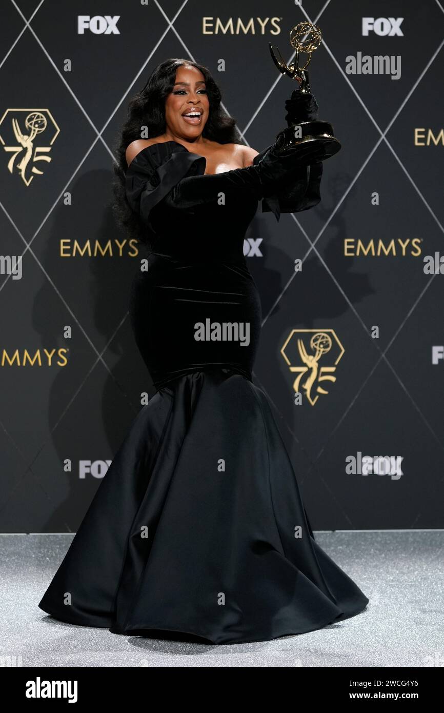 Niecy NashBetts, winner of the award for outstanding supporting(02)