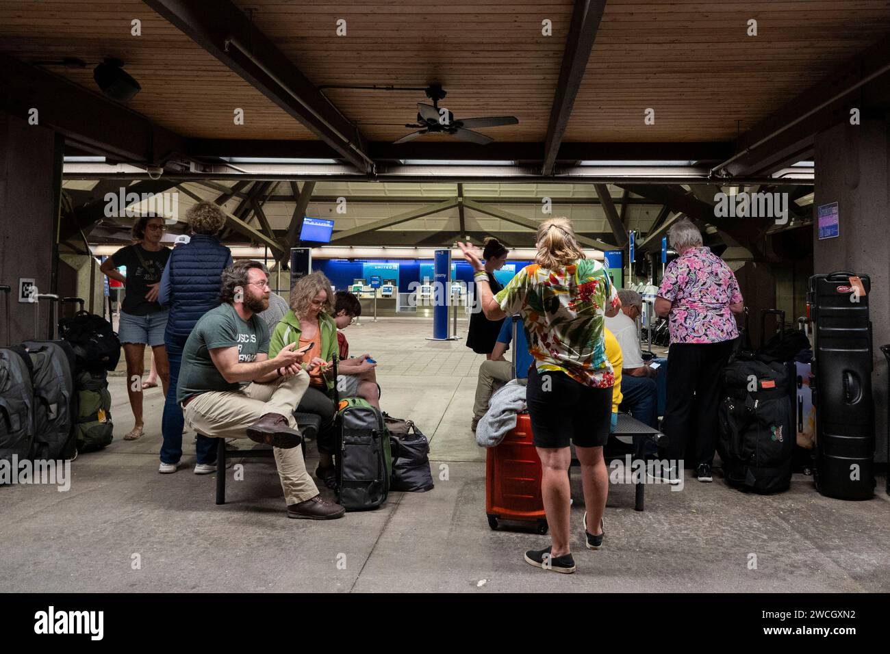 KailuaKona, Hawaii, USA. 15th Jan, 2024. Travelers gather outside the