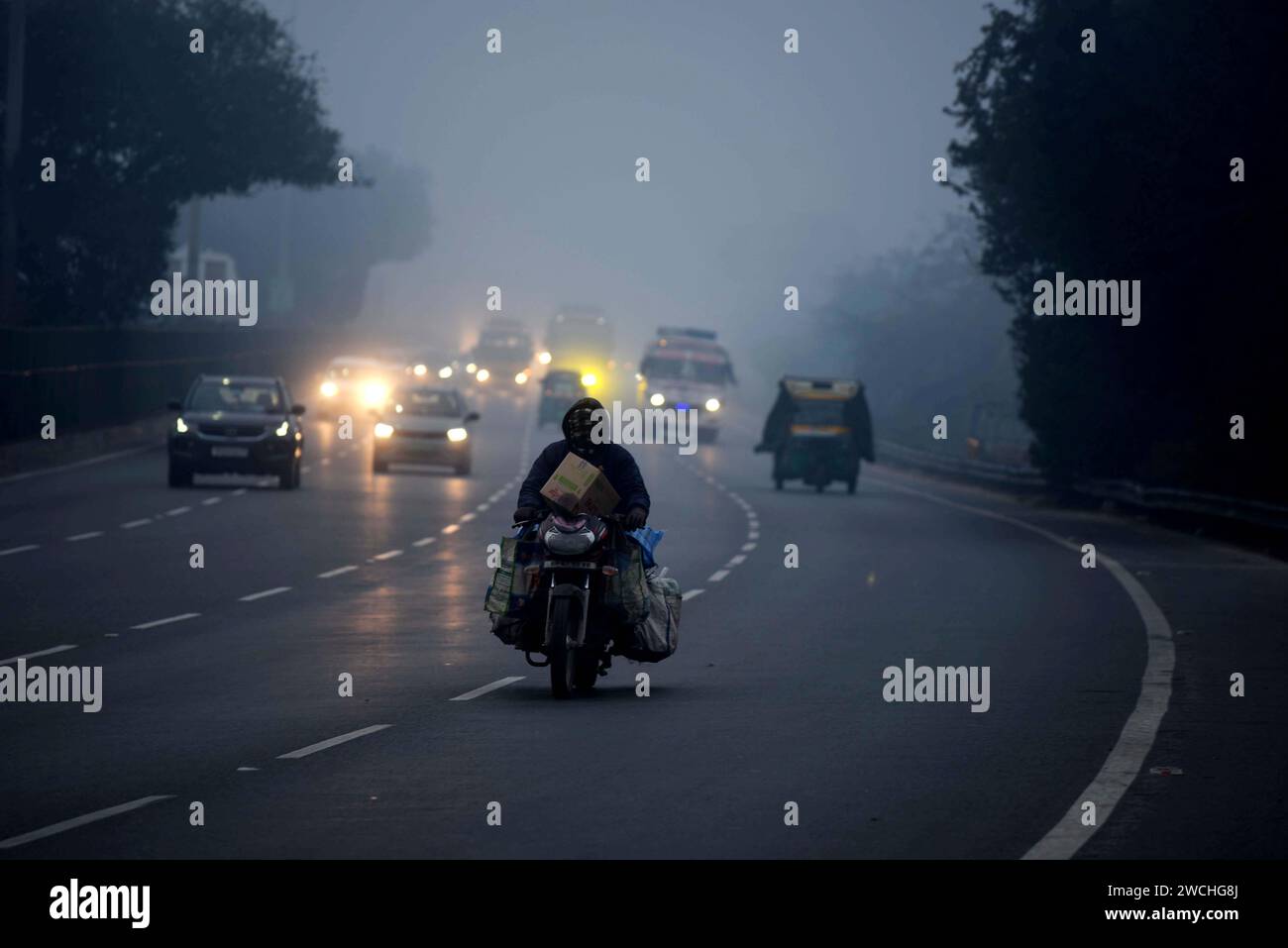 New Delhi, India. 16th Jan, 2024. GURUGRAM, INDIA - JANUARY 15: Commuters travel on Delhi-Gurugram expressway amid low visibility due to fog weather on a cold winter morning near Hero Honda Chowk, on January 15, 2024 in Gurugram, India. Foggy morning challenges Delhi-NCR with intensifying cold wave, mercury dips further across North India. (Photo by Parveen Kumar/Hindustan Times/Sipa USA ) Credit: Sipa USA/Alamy Live News Stock Photo