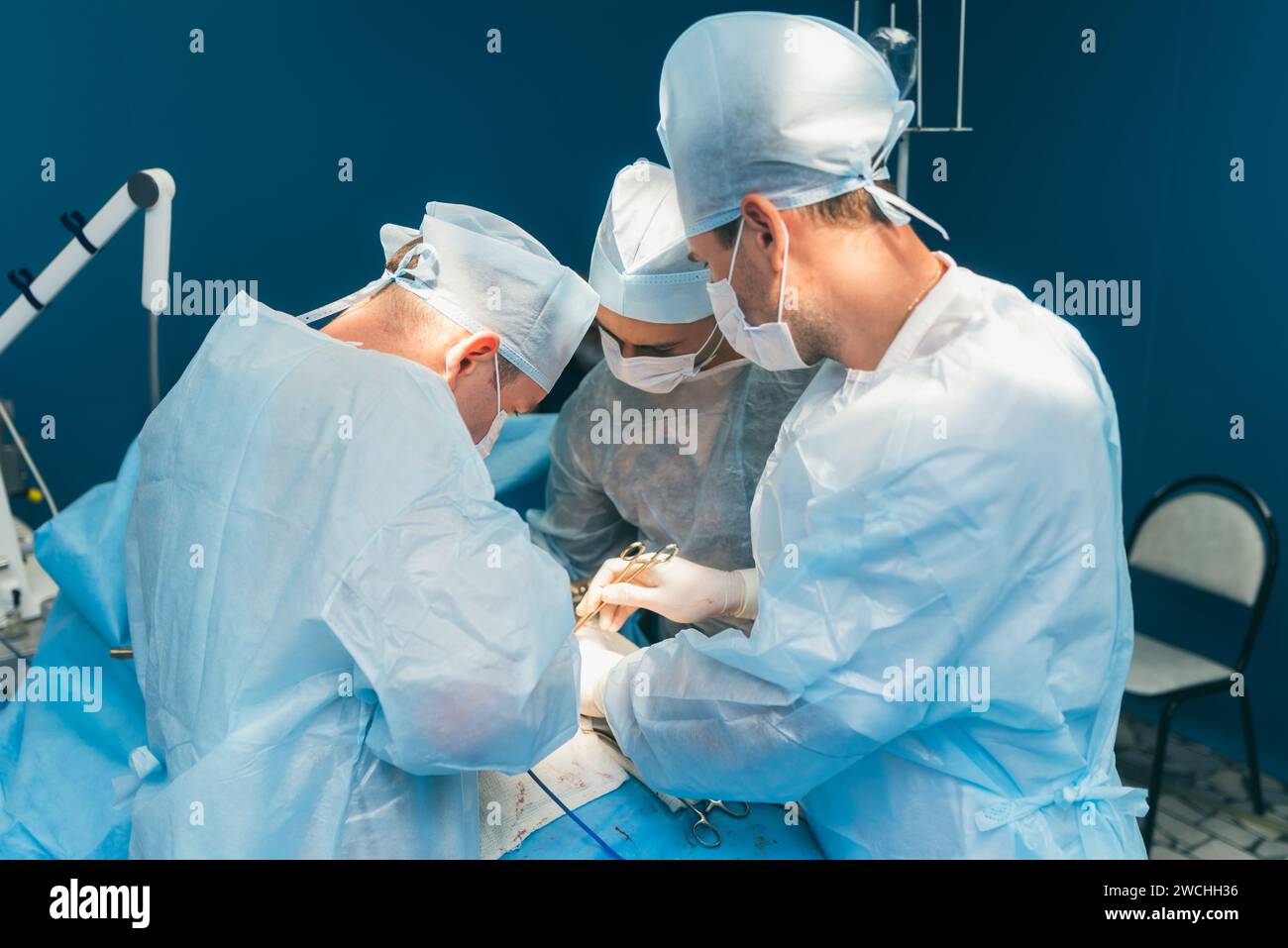 Surgeons performing surgery hi-res stock photography and images - Alamy