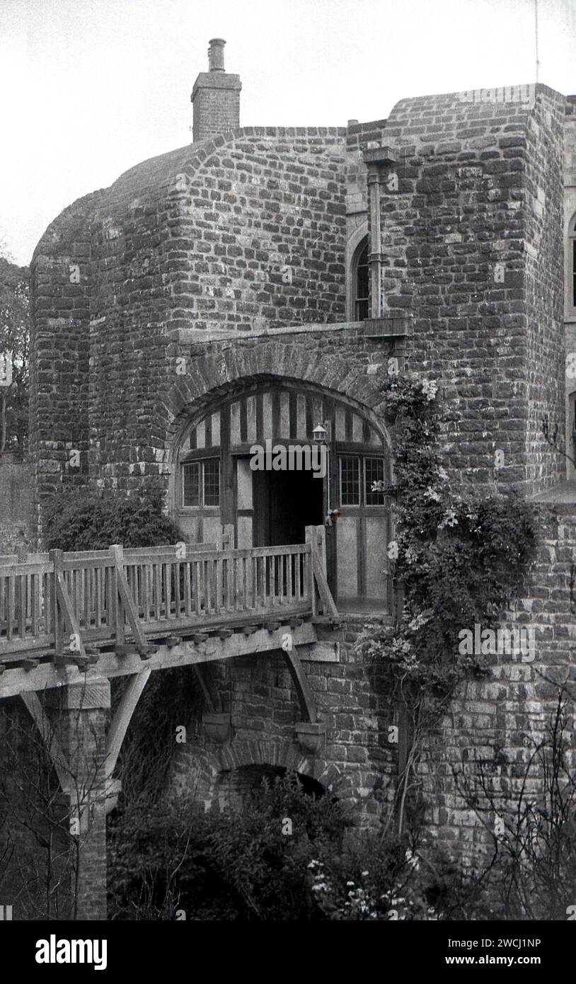1960s historical, rear entrance of Walmer Castle, Walmer, Deal, Kent, England, UK showing wooden bridge over the moad. This is also the entrance from the gardens.  Completed circa 1540, the Tudor fortress was orginally constructed by Henry VIII to protect the English coast against a possible invasion by the French. The building later became a country house and the official residence of the Lord Warden of the Cinque Ports. Some of the most famous people in England having lived there or used it, including the Duke of Wellington, W. H Smith and Winston Churchill. Stock Photo