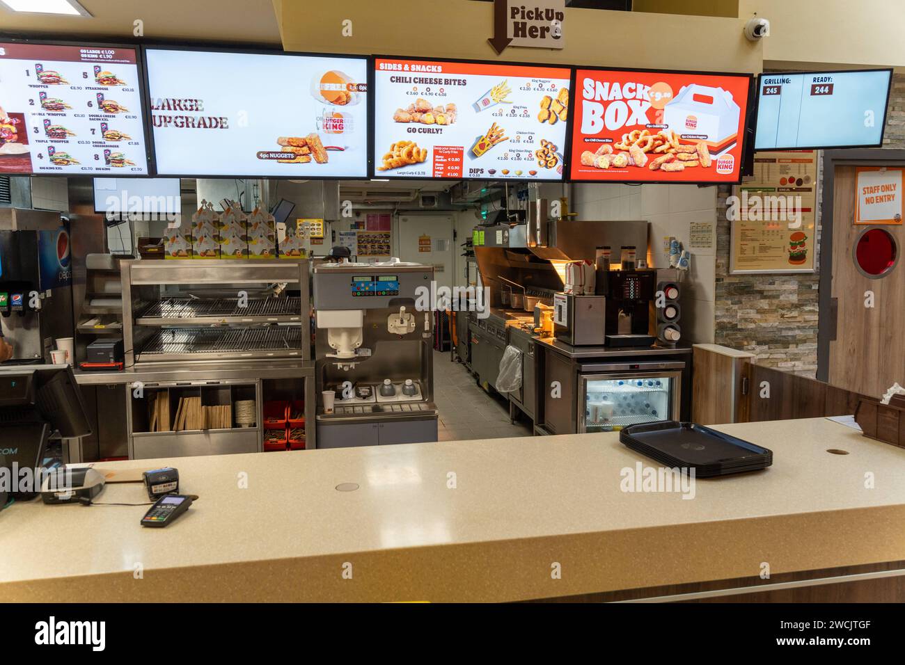 Malta - December 3, 2023: Bugerking fast food branch restaurant with cash register and billboards *** Bugerking Fastfood Filiale Restaurant mit Kasse und Werbetafeln Stock Photo