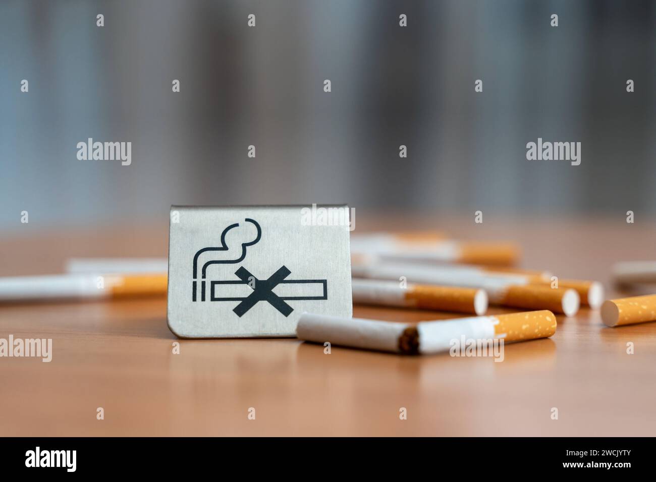 Bavaria, Germany - January 6, 2024: Smoke-free concept, a no smoking sign next to a broken cigarette *** Rauchfrei Konzept, ein Rauchen verboten Schild neben einer zerbrochenen Zigarette Stock Photo