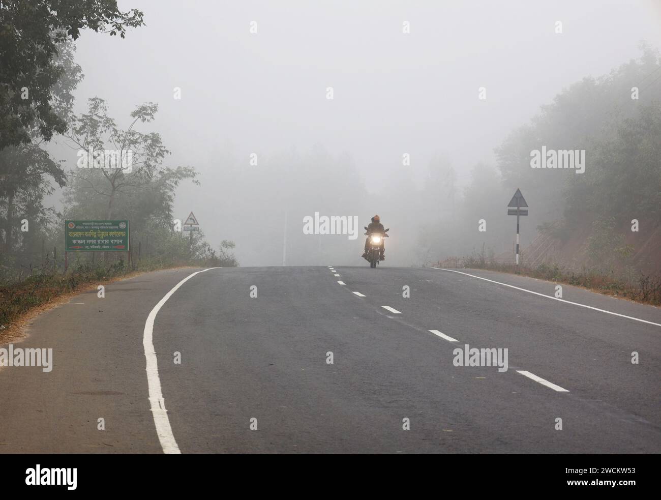 Khagrachhari, Khagrachhari Road, Bangladesh. 16th Jan, 2024. In the deep fog of winter on Khagrachari road in the hilly area of Bangladesh, vehicles are running at extreme risk. (Credit Image: © Mohammed Shajahan/ZUMA Press Wire) EDITORIAL USAGE ONLY! Not for Commercial USAGE! Stock Photo