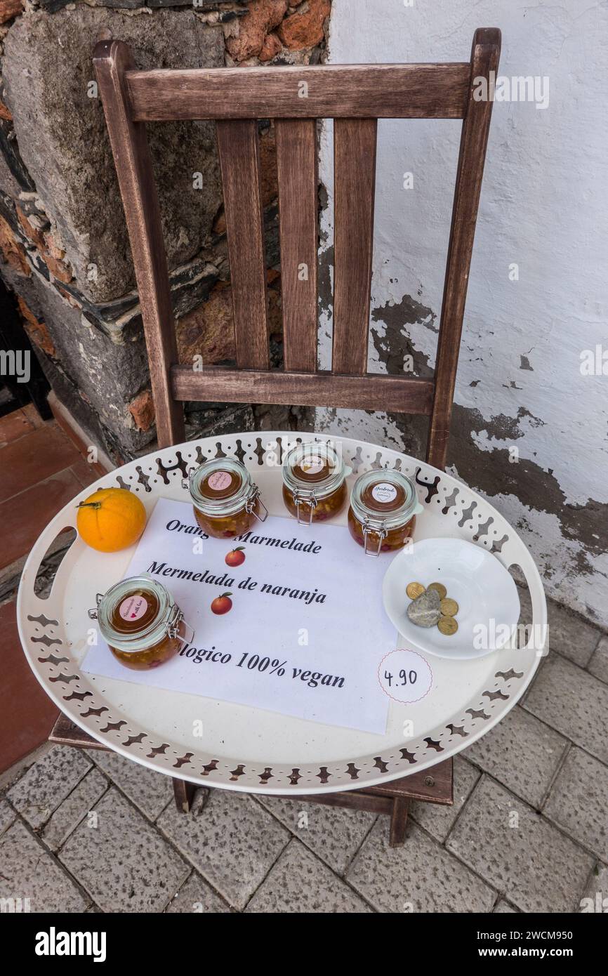 selbstgemachte Marmelade wird auf einem Stuhl vor dem Haus zum Kauf angeboten, Fataga, Gran Canaria, Spanien Stock Photo