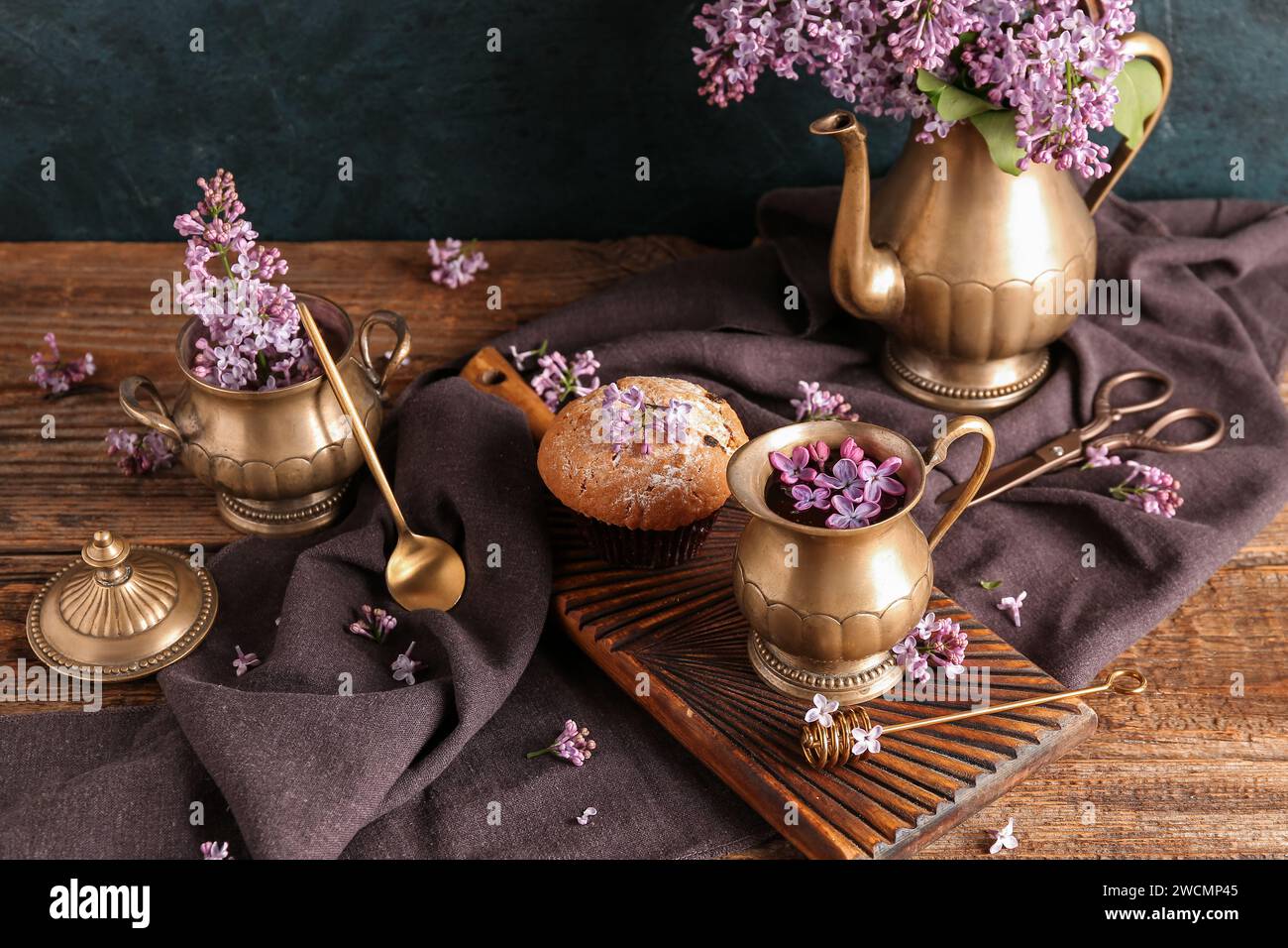 Golden crockery hi res stock photography and images Alamy