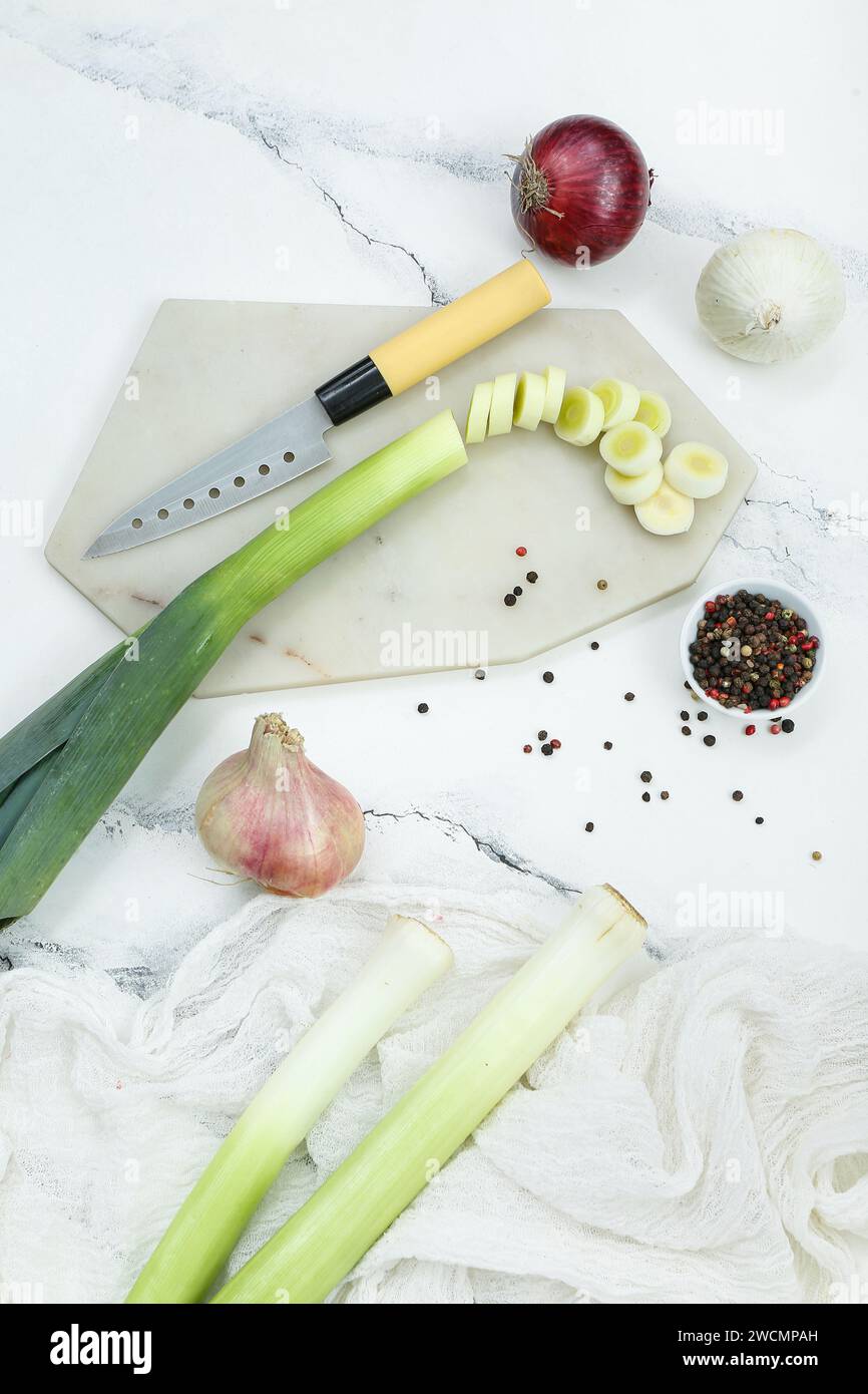 Board different kinds onions hi-res stock photography and images - Alamy