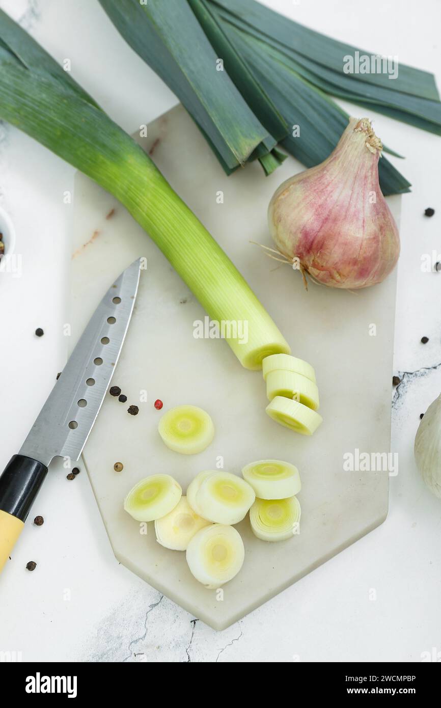 Board different kinds onion hi-res stock photography and images - Alamy