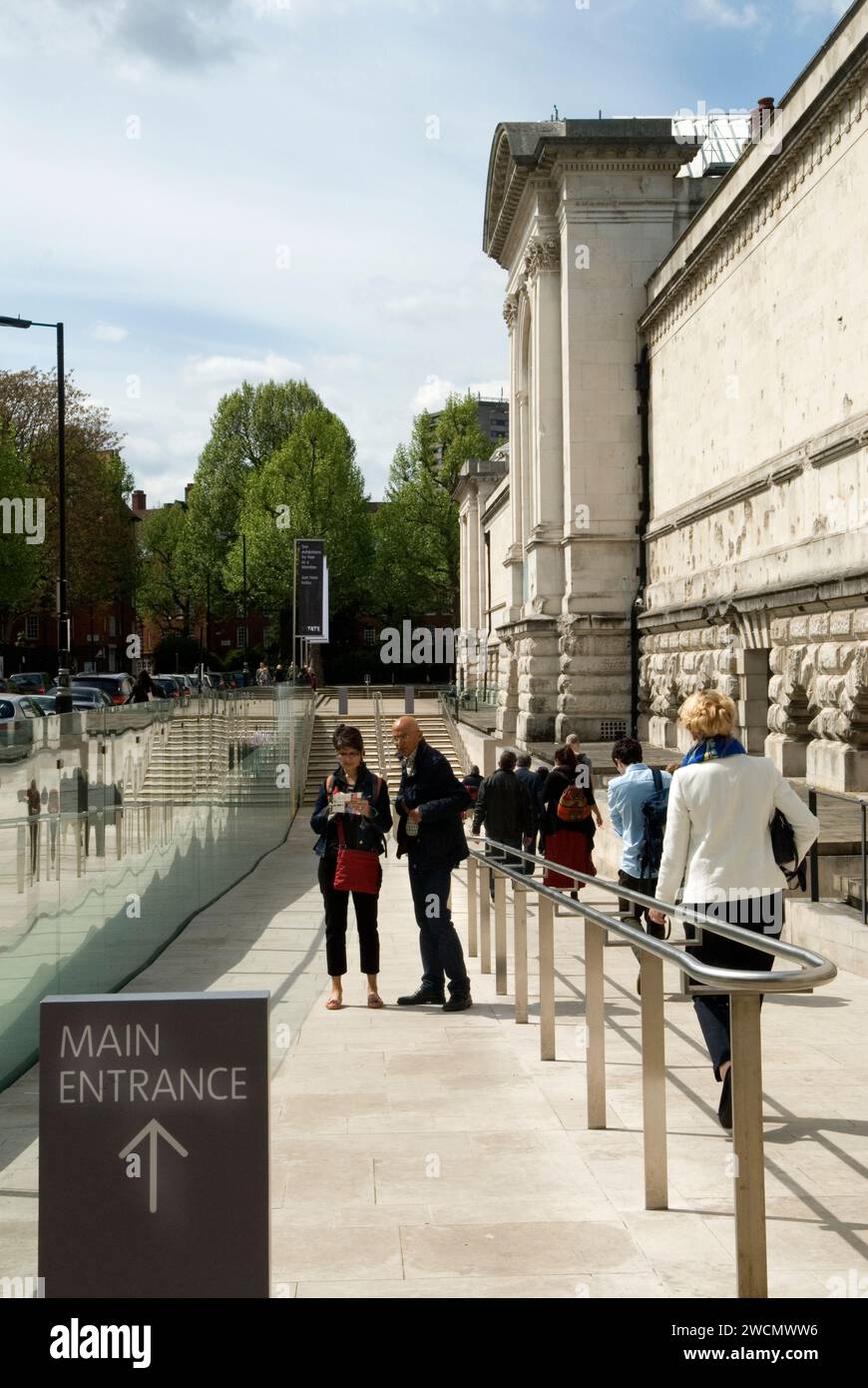 Tate Britain art gallery, visitors the new Main Entrance. Millbank, London, England, 25th May 2013. 2010s UK HOMER SYKES Stock Photo