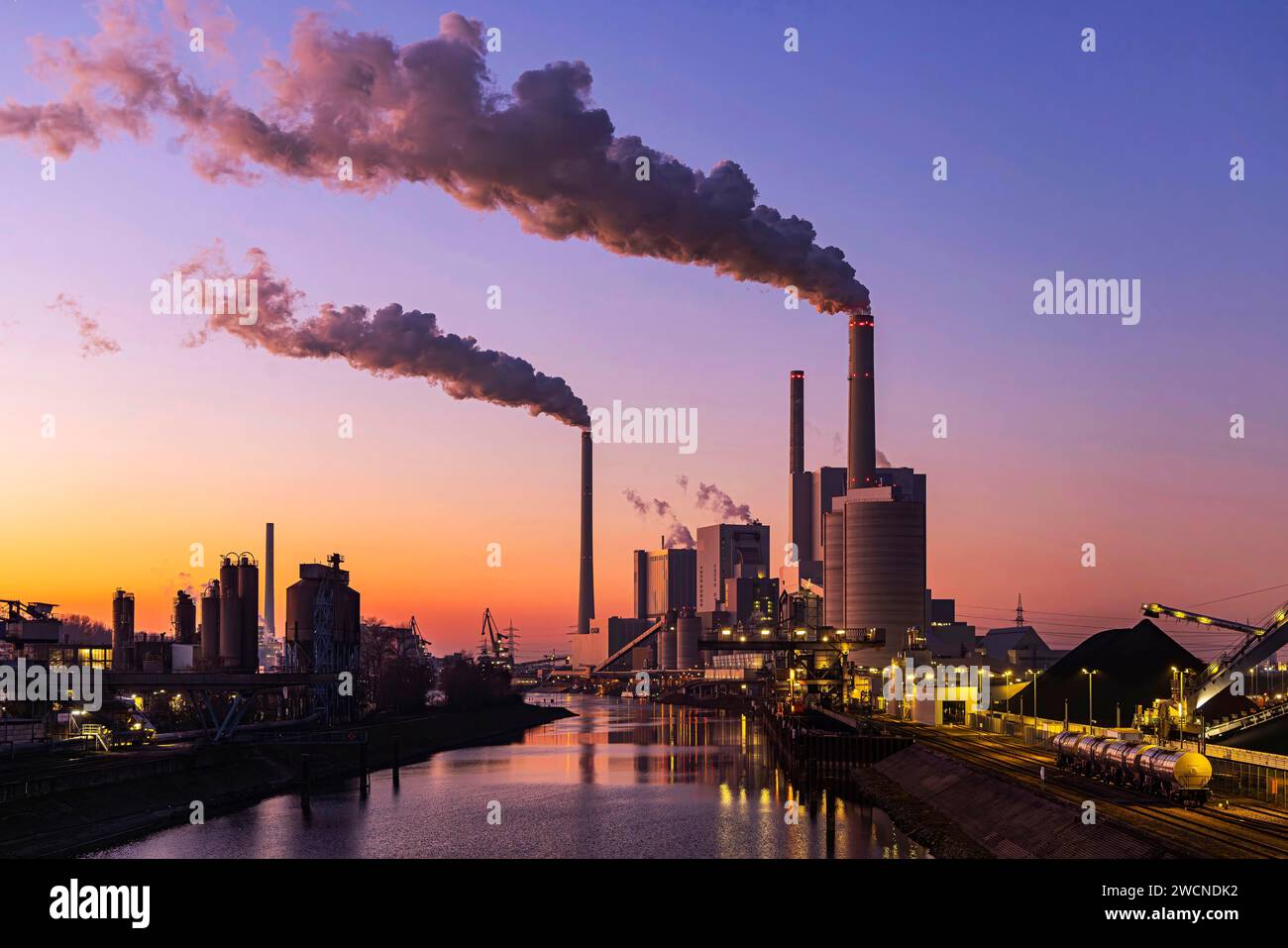 Mannheim coal-fired power station on a cold winter's day, plumes of smoke above the chimneys. Grosskraftwerk Mannheim AG (GKM) . Mannheim Stock Photo