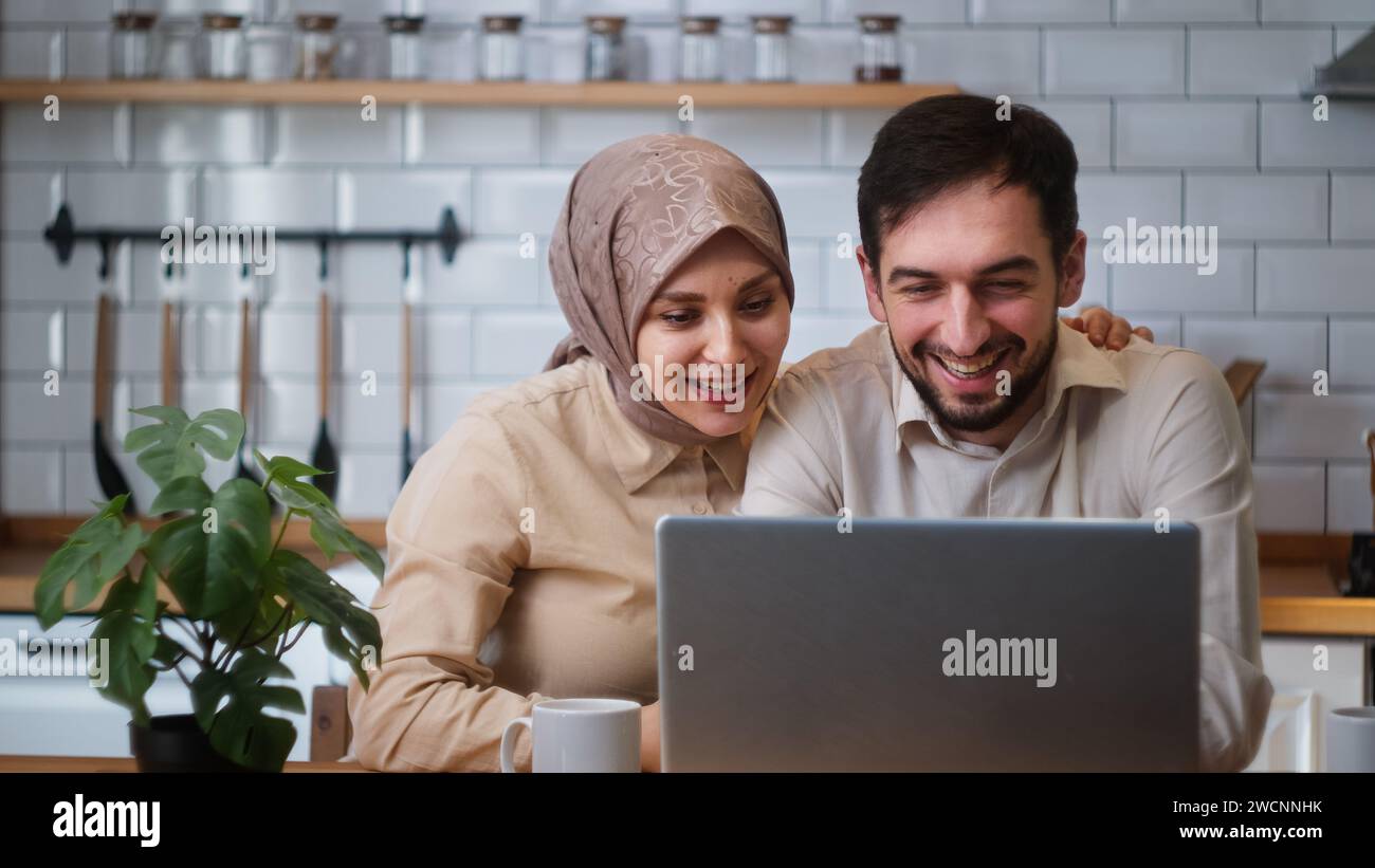 Couple in kitchen talking hi-res stock photography and images - Page 6 -  Alamy