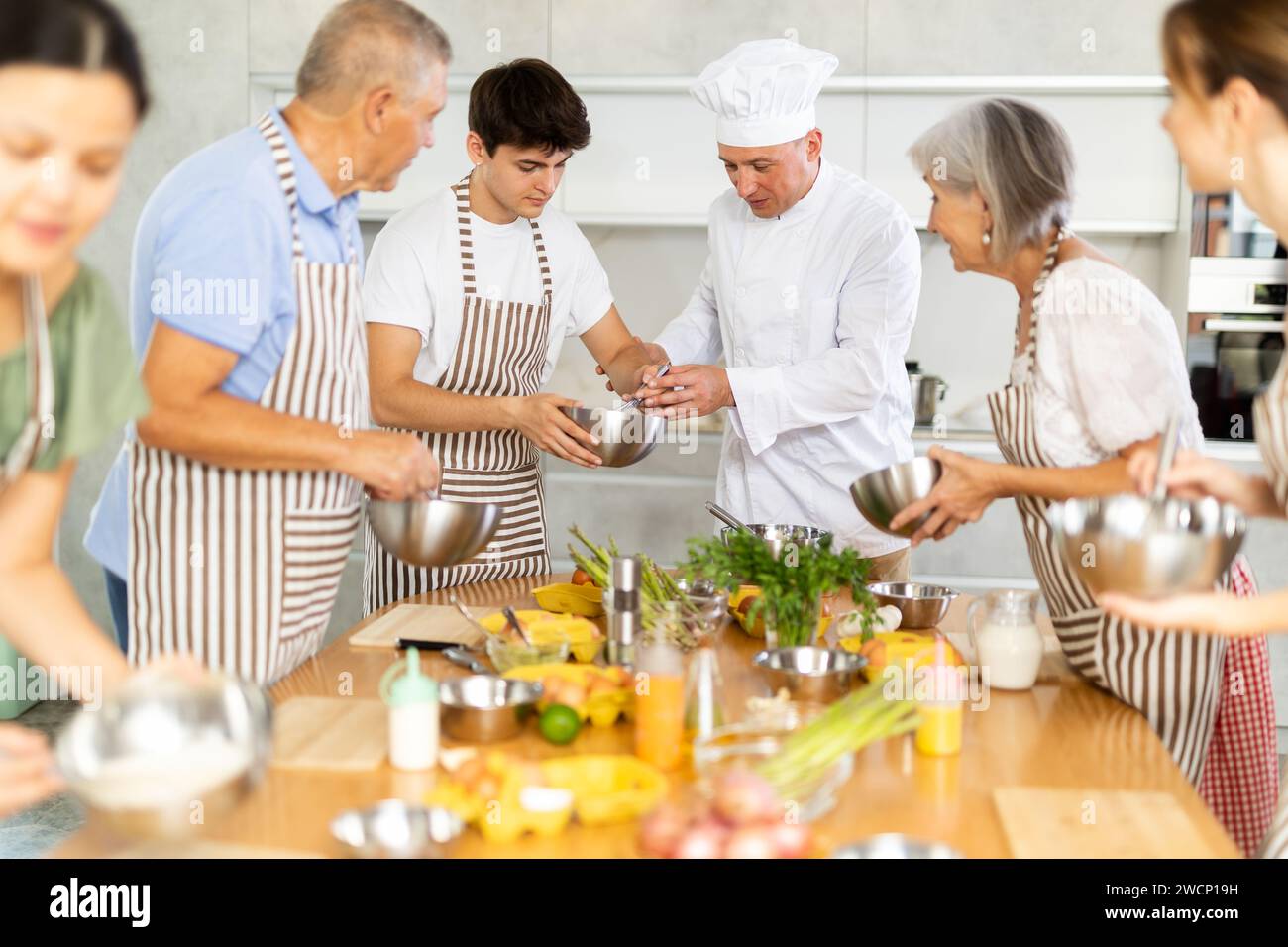 Cooking With Adult Group elderly people master class hi-res stock photography and images ...