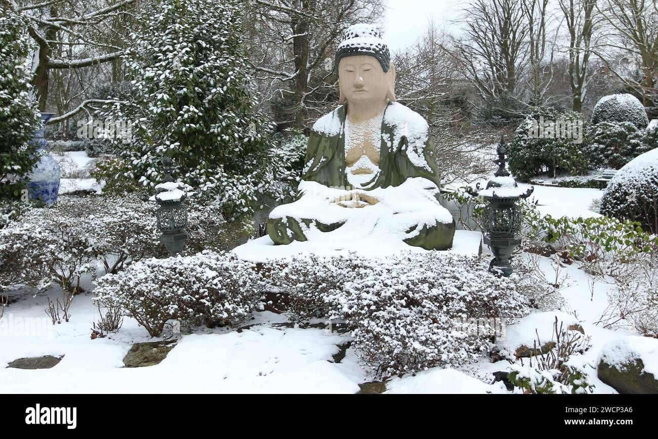 Verschneite Statue im Tierpark Hagenbeck. Stellingen Hamburg *** Snow-covered statue at Hagenbeck Zoo Stellingen Hamburg Stock Photo