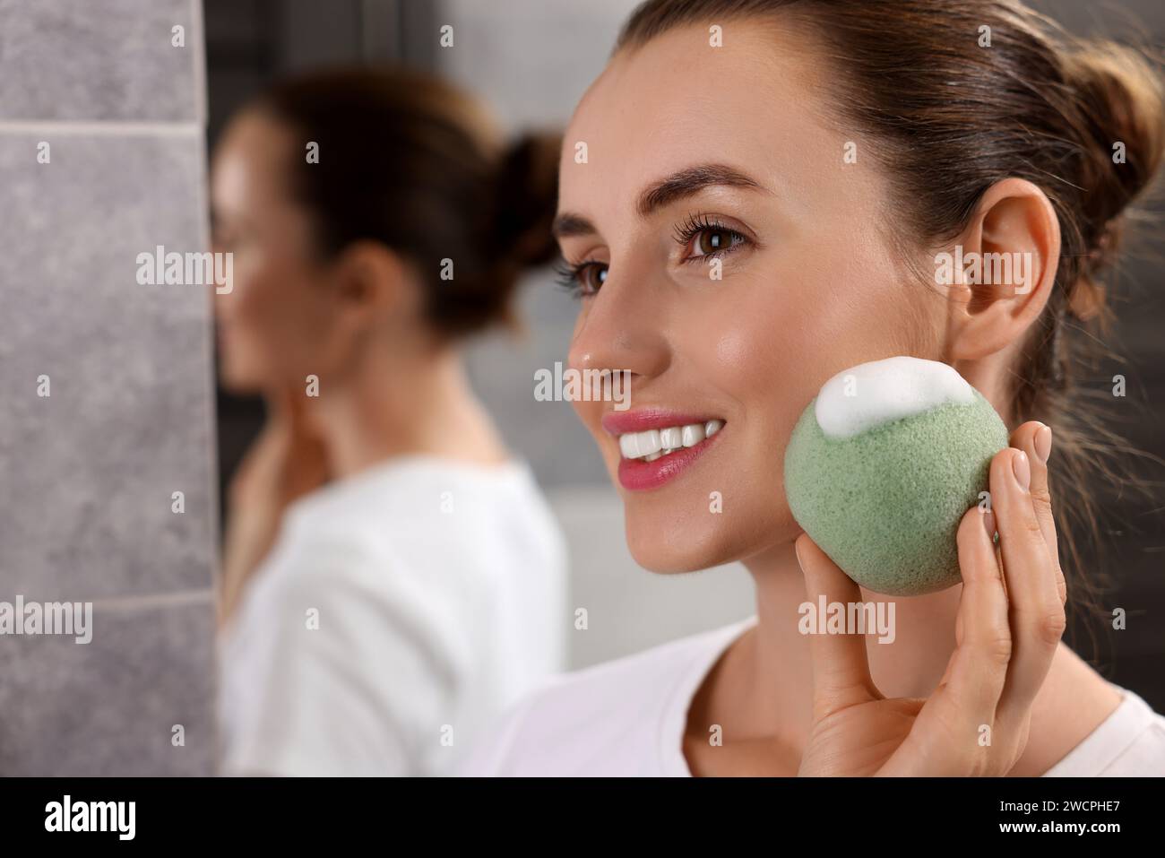Face washing woman sponge hi-res stock photography and images - Alamy