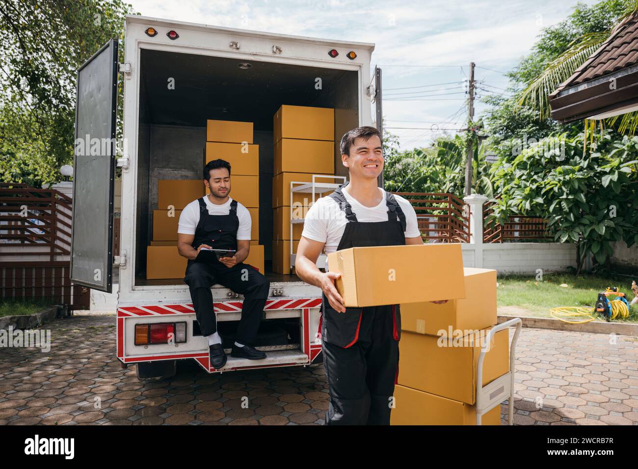 Family loading moving truck hi-res stock photography and images - Alamy