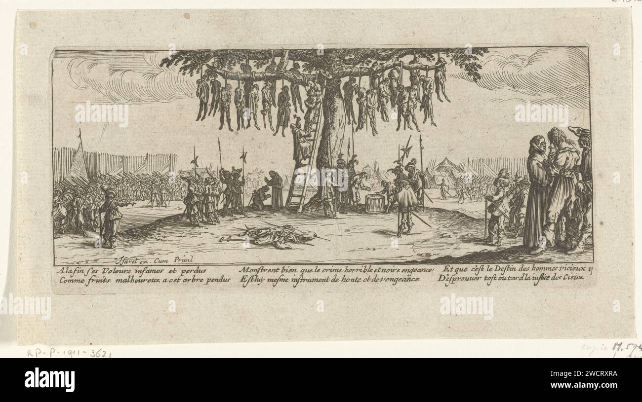 Penimal measures: suspension, anonymous, After Jacques Callot, 1677 - 1690 print In an open space in an army camp, many soldiers have been gathered around a large tree with 21 corpses hanging and even more executions will take place due to suspension. One convicted person is converted the noose, a few others in turn wait. On the right in the foreground is a convicted person in conversation with a spiritual one. Under the show a six -line French verse. This print is part of a series of 17 (18 incl. Title print) prints with performances of various types of misery that warfare entails. print make Stock Photo