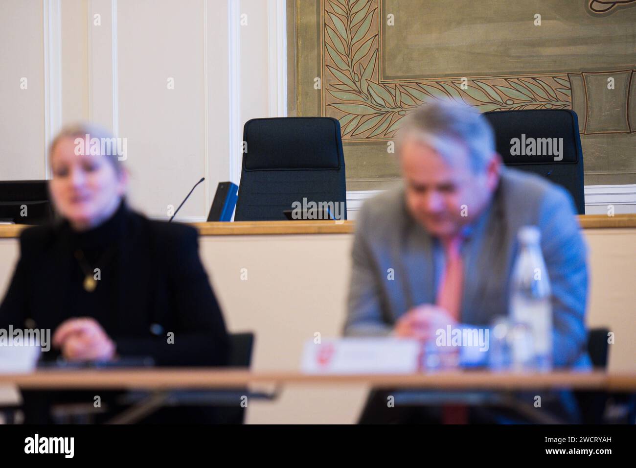 10.01.2024 - Dr. Kathrin Wahlmann SPD im Landgericht in Osnabrück: Sitzplätze der Richter, Richterinnen im Schwurgerichtssaal 272 im Landgericht Osnabrück. , *** 10 01 2024 Dr. Kathrin Wahlmann SPD in the Regional Court in Osnabrück Seats of the judges in the jury courtroom 272 in the Regional Court Osnabrück , Stock Photo