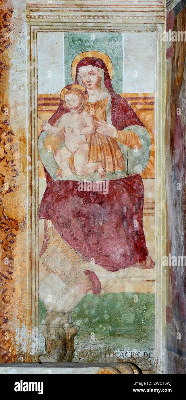 Madonna col Bambino  - affresco - pittore lombardo del prima metà del XV secolo - Barco di Orzinuovi (Bs) chiesa della Madonna della Rosa Stock Photo