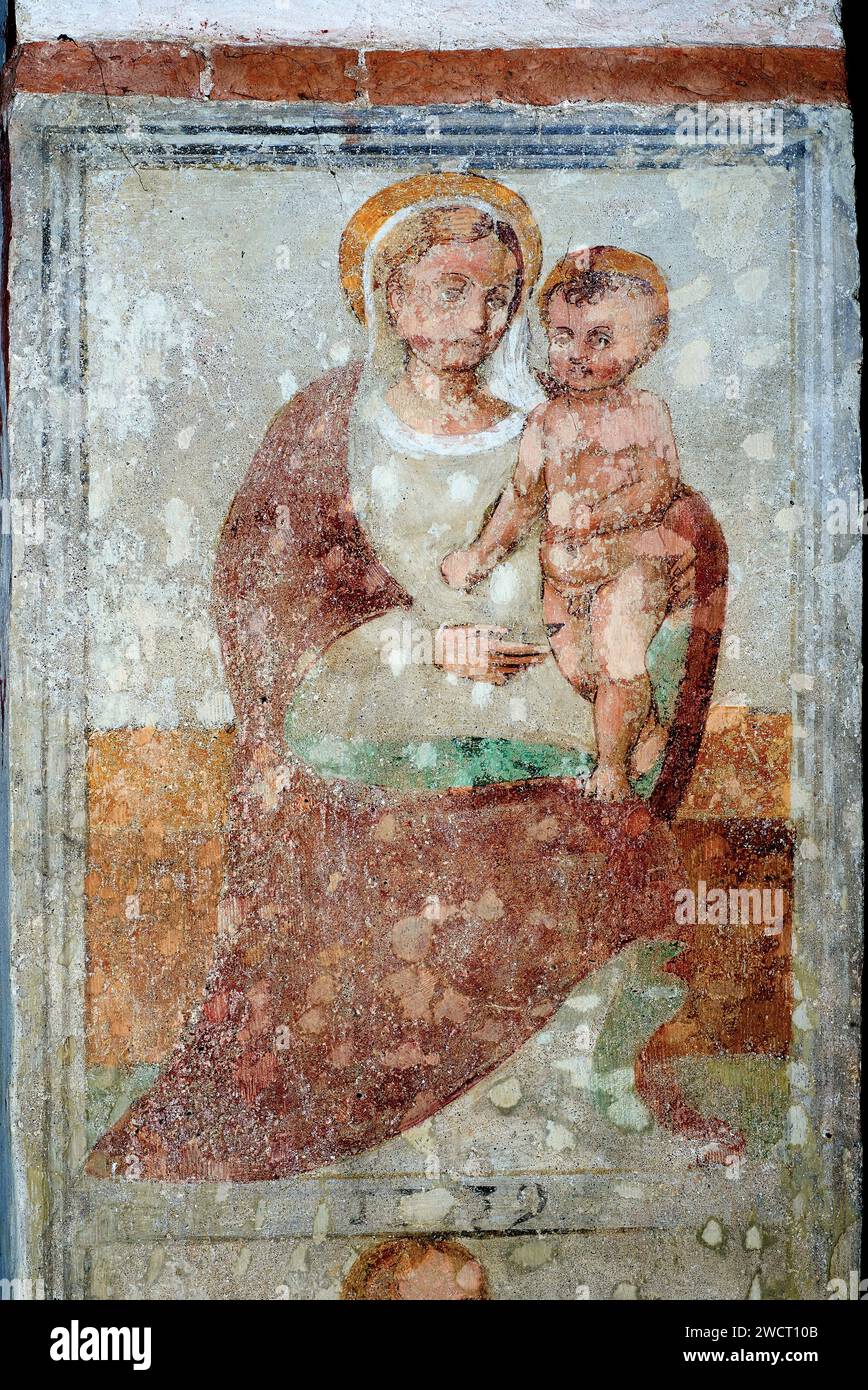 Madonna col Bambino  - affresco - pittore lombardo del 1432 - Barco di Orzinuovi (Bs) chiesa della Madonna della Rosa Stock Photo