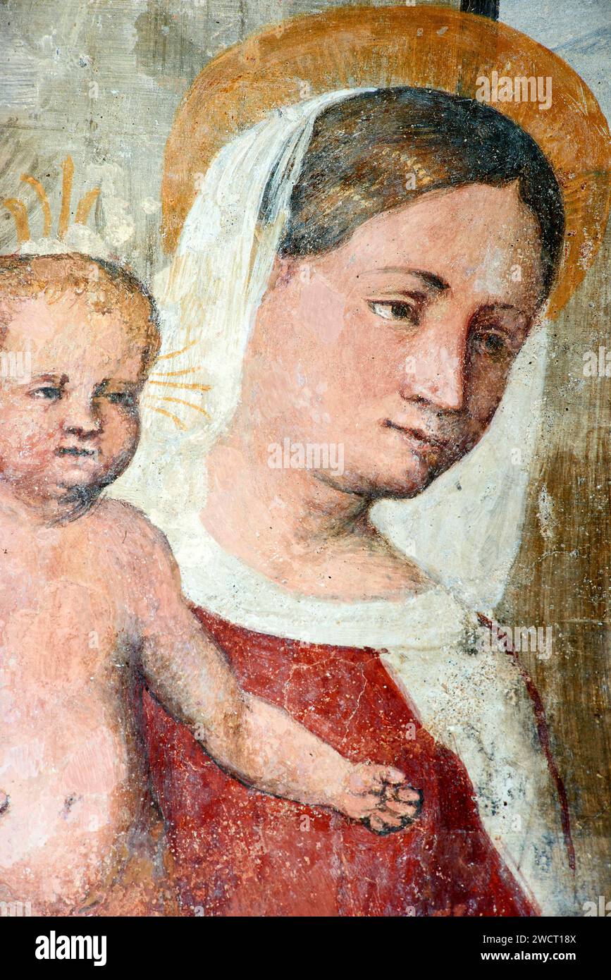 Madonna col Bambino - affresco - pittore lombardo del prima metà del XV secolo - Barco di Orzinuovi (Bs) chiesa della Madonna della Rosa Stock Photo