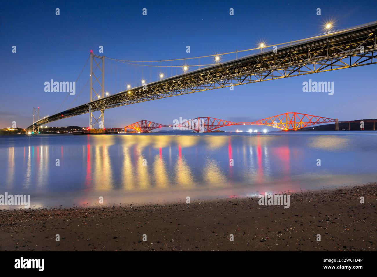Abenddämmerung mit Blick auf die beleuchtete Forth Road Bridge und die