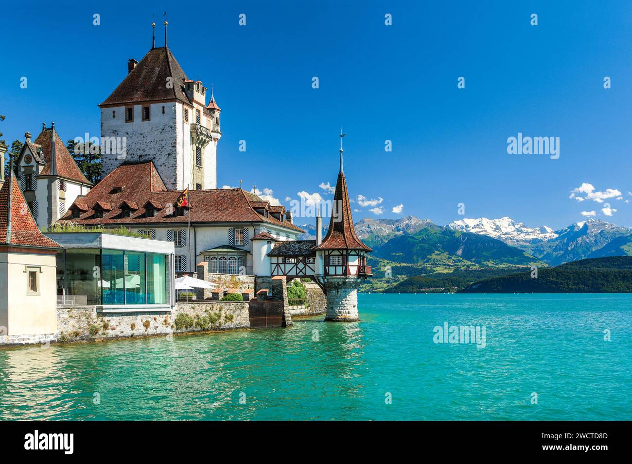 Schloss Oberhofen am Thunersee mit Blick zu den Bergen mit der schneebedeckten Blüemlisalp, Kanton Bern, Schweiz Stock Photo