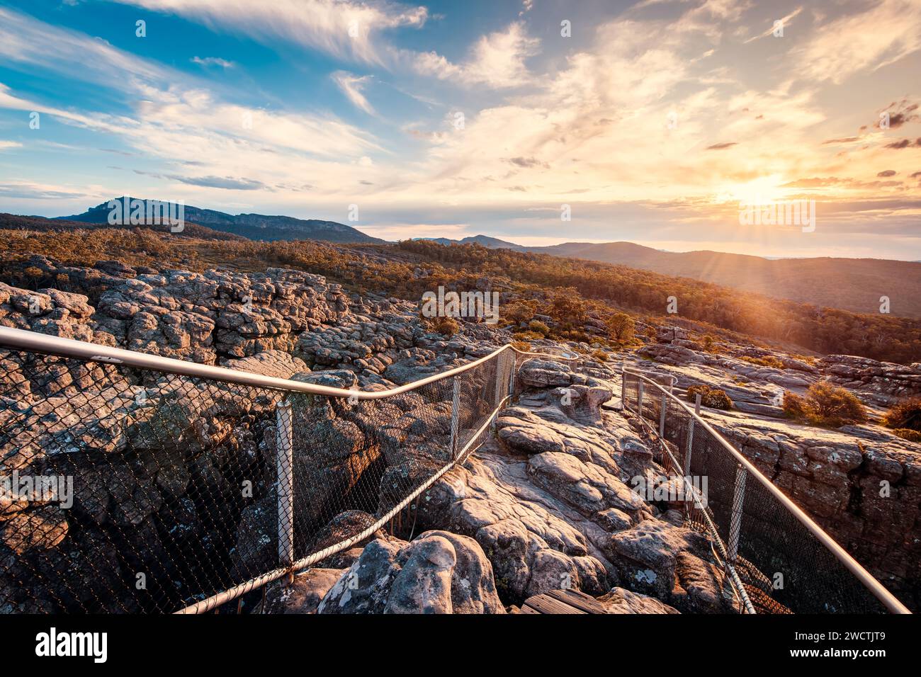 Grampians mountains viewed from Pinnacle lookout at sunset, Halls Gap ...