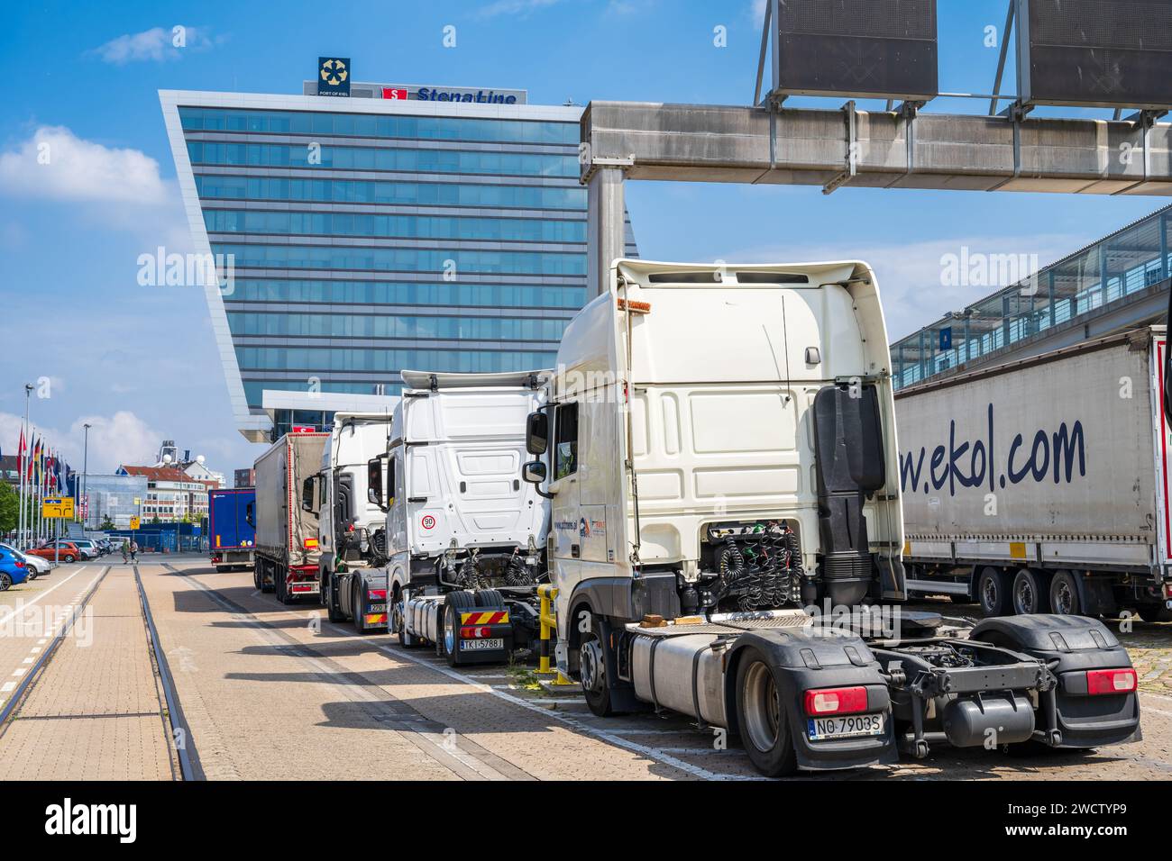 LkW auf dem Gelände des Stena Terminals im Kieler Hafen auf eine Passage nach Göteborg wartend Stock Photo