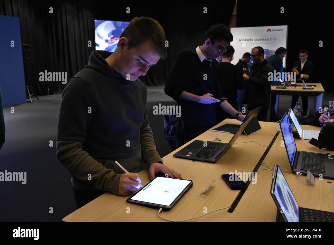 Istanbul, T¨¹rkiye. 16th Jan, 2024. Consumers try out Huawei's new smart office and audio products in Istanbul, T¨¹rkiye, Jan. 16, 2024. Chinese technology giant Huawei launched its latest innovative products in T¨¹rkiye's Istanbul on Tuesday. Credit: Safar Rajabov/Xinhua/Alamy Live News Stock Photo