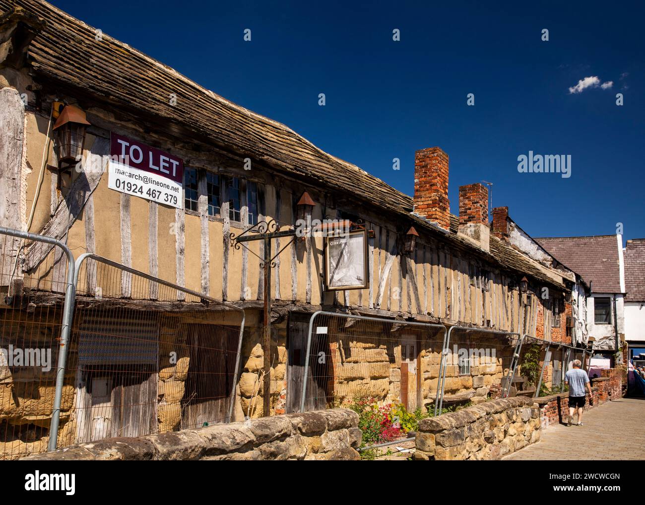 UK, England, Yorkshire, Pontefract, semi-derelict medieval timber framed Counting House building to let Stock Photo