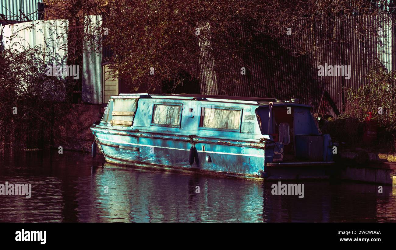 alternative living in London houseboat Stock Photo Alamy