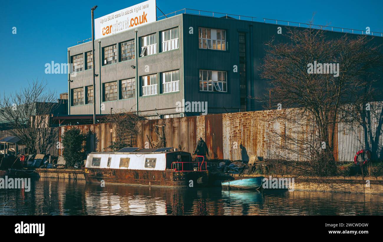 alternative-living-in-london-houseboat-stock-photo-alamy