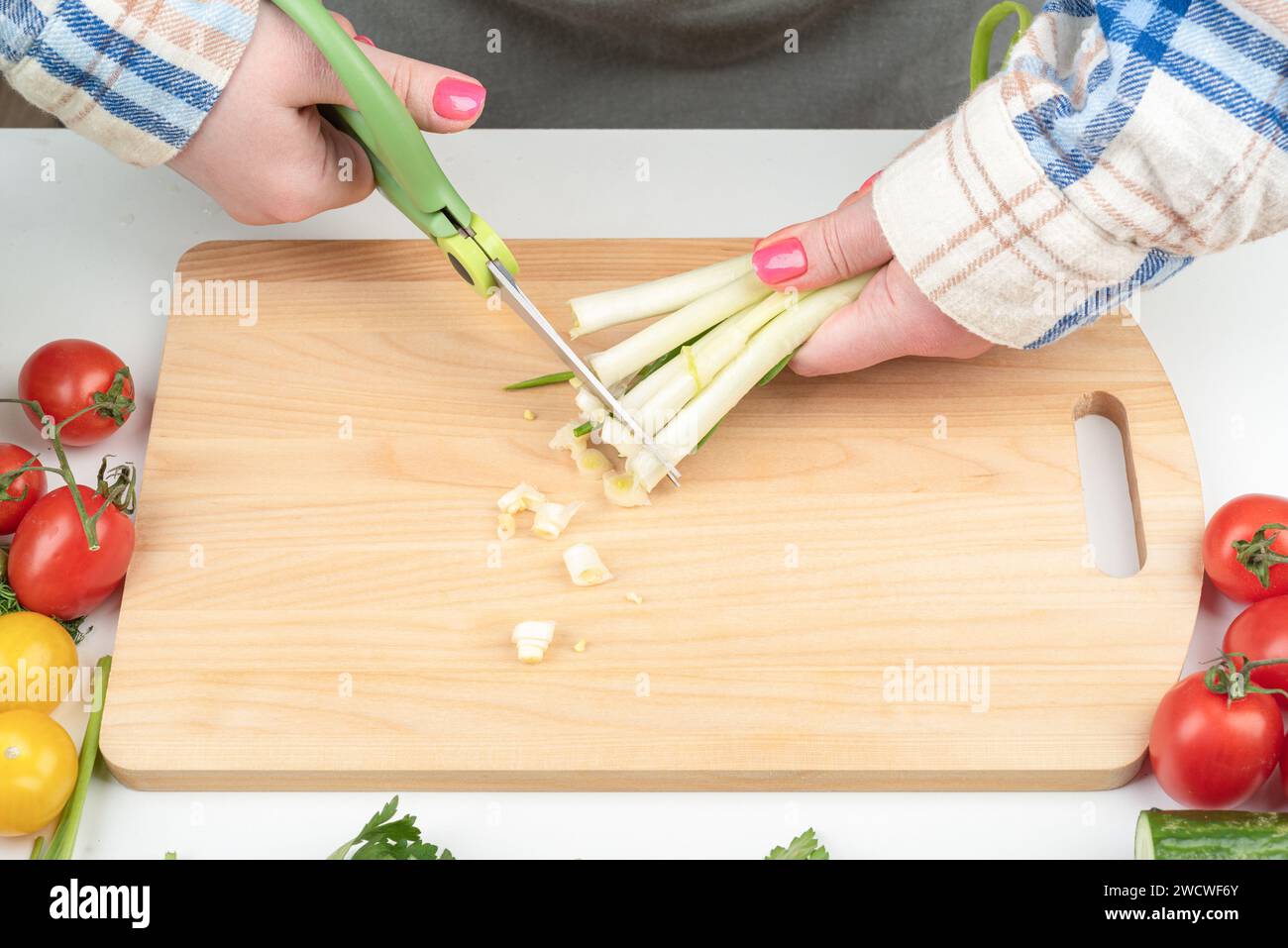 Female hands cut green onions hi-res stock photography and images - Alamy