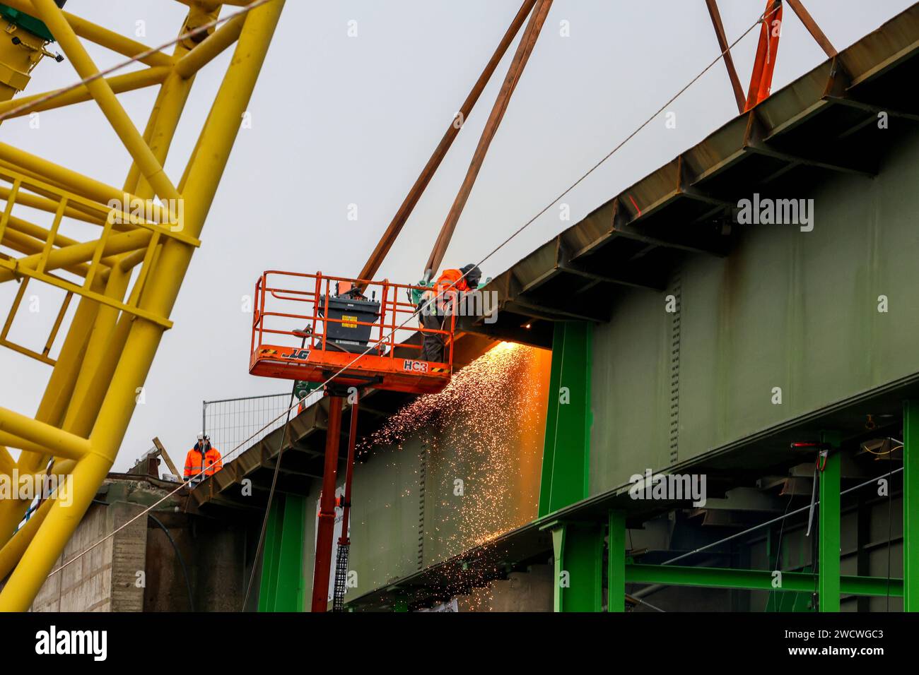 Zwei Große Spezialkräne Heben Die 320 Tonnen Schwere Brücke Aus Ihrer ...