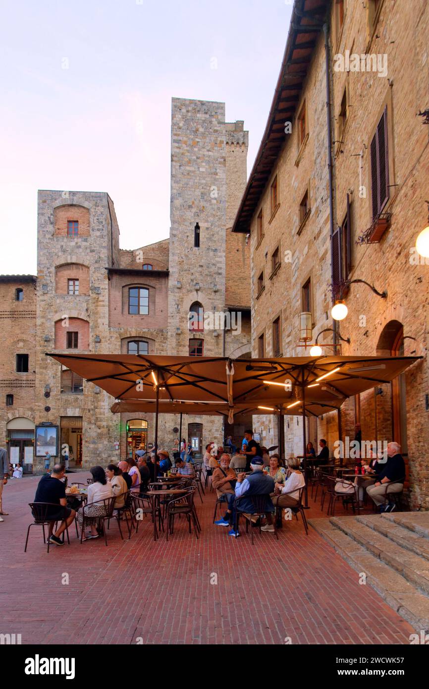 Italy, Tuscany, Val d'Elsa, the medieval village of San Gimignano, historic center listed as World Heritage by UNESCO, Piazza della Cisterna square Stock Photo