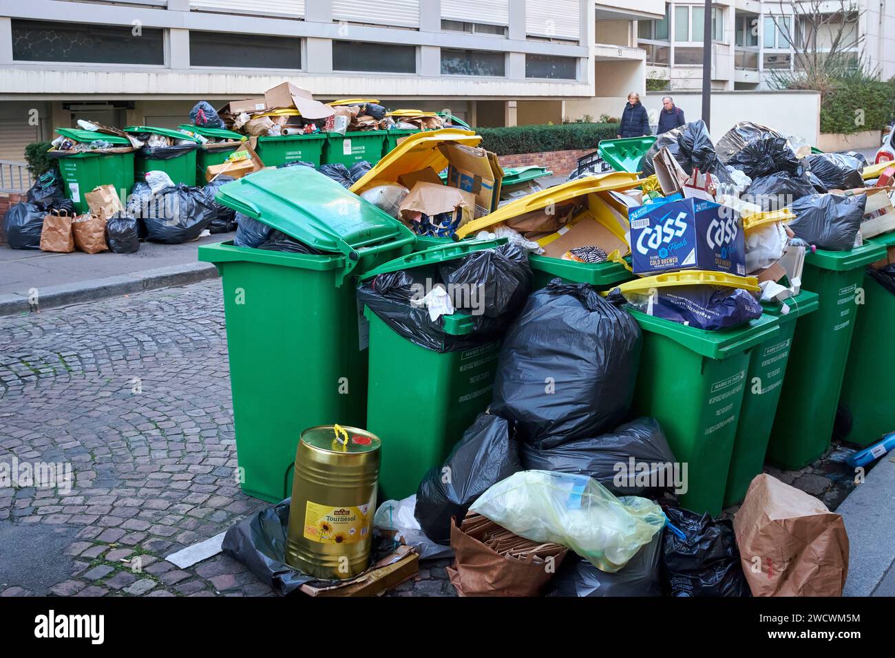 France, Paris, Grenelle district, Garbage on the sidewalks durinf the garbage collectors strike in March 2023 Stock Photo