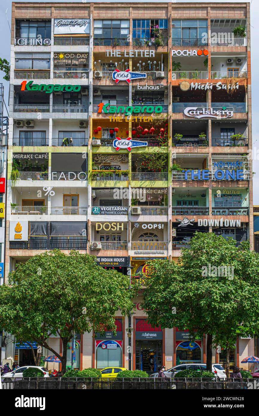 Vietnam, Ho Chi Minh City (Saigon), District 1, 42 Nguyen Hué street building, built in the 1960s, brings together cafes, workshops and shops Stock Photo