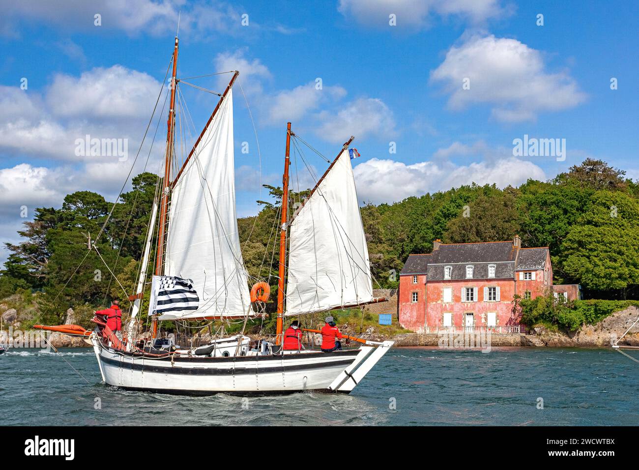Pink Rowboat France, Morbihan, Gulf of Morbihan, Sene, Gwened, dundee-rigged rowboat ...