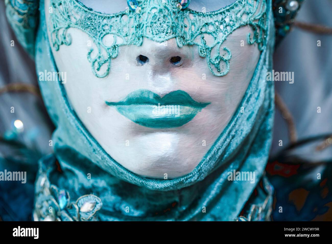 France, Haute Savoie (74) Annecy, carnaval vénitien, Georges Mouchet s'applique à construire un nouveau costume pour la saison des carnavals 2024 appelé Contes d'Orient, détail des éléments de décoration Stock Photo