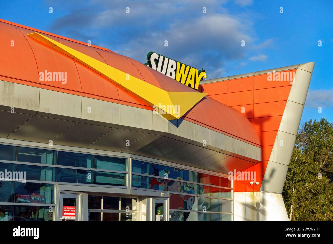 Canada, province of Quebec, Mauricie, Porte de la Mauricie gas station, fast food type Subway restaurant Stock Photo