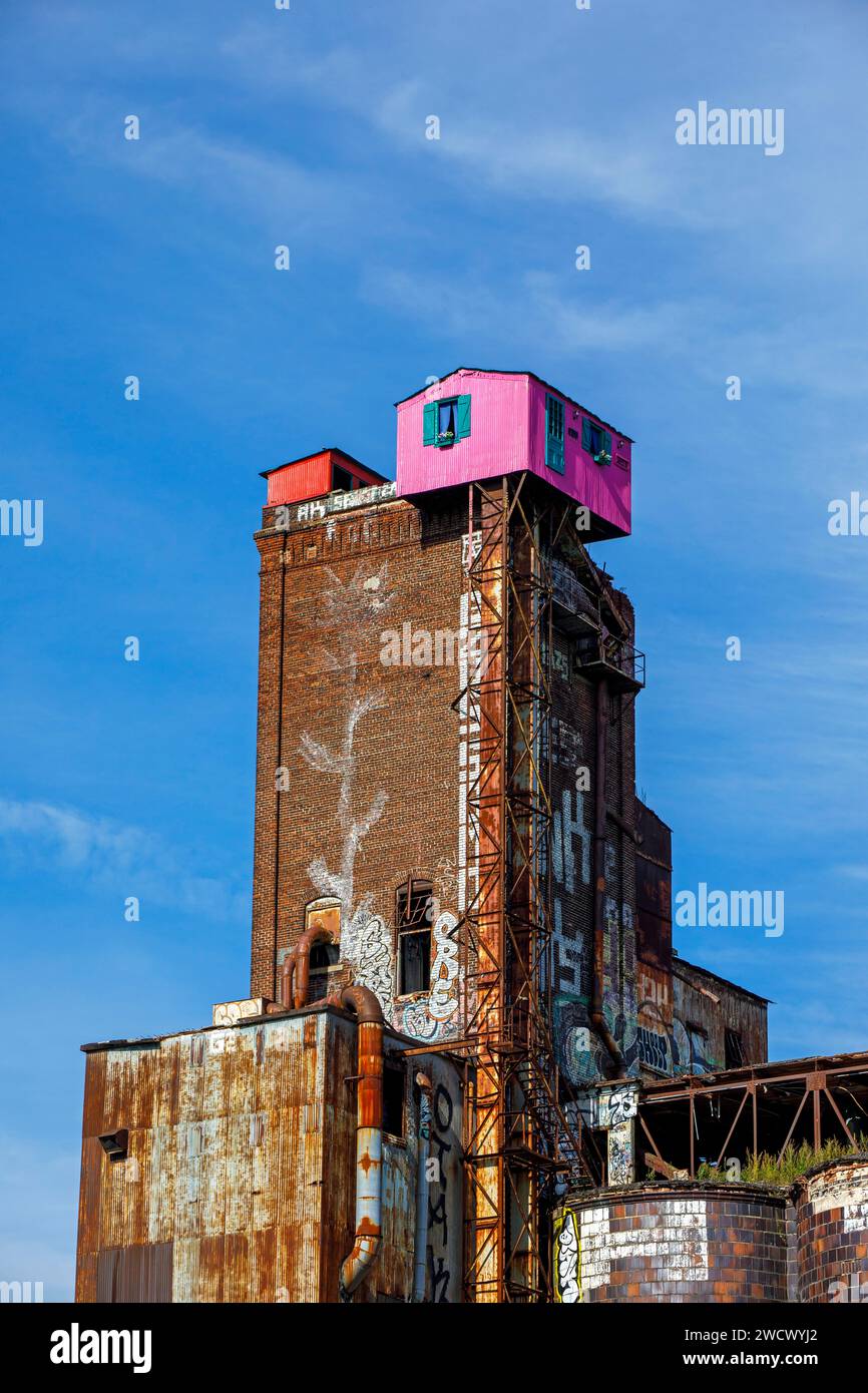 Canada, province of Quebec, Montreal, the surroundings of the Lachine Canal in the west of the city, the silos of the former Canada Malting Co factory, the mysterious little pink house at the top Stock Photo