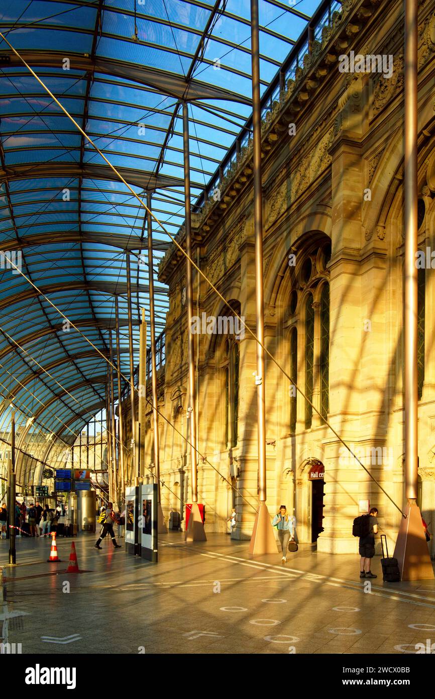 Plan Train Bas Rhin France, Bas Rhin, Strasbourg, the main train station and its glass roof ...