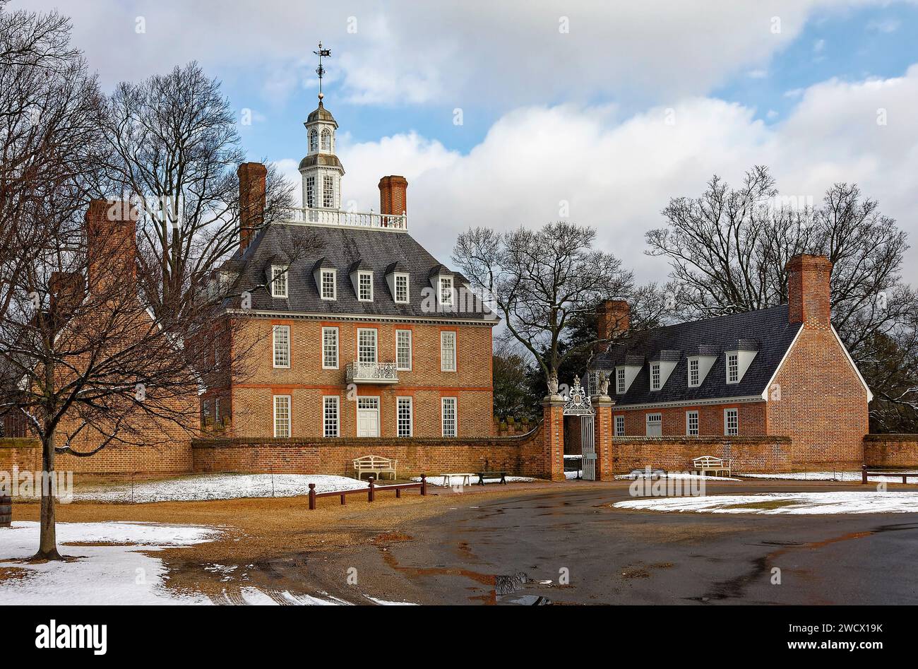 Governor's Palace, 1706, historic site, snow, brick building, colonial, low wall, symmetrical architecture, English baroque style, Colonial Revival re Stock Photo