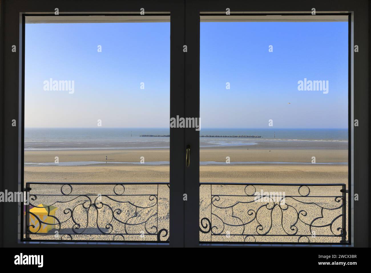 France, Nord, Dunkirk, Malo-les-Bains, view from the Hôtel Merveilleux on the beach and the North Sea Stock Photo