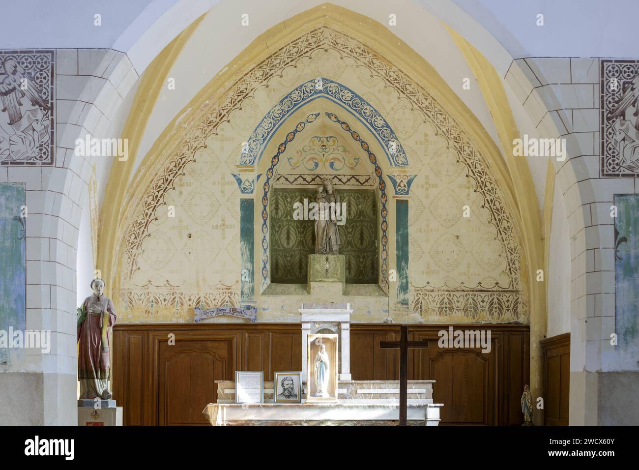 France, Meurthe et Moselle, Bouxieres aux Chenes, hamlet of Ecuelle, Saint Etienne chapel built in the 15th century, destroyed during the First World War excepted the choir, rebuilt in 1924, statue of Our Lady of Ecuelle, the Virgin holding the Child in the choir Stock Photo