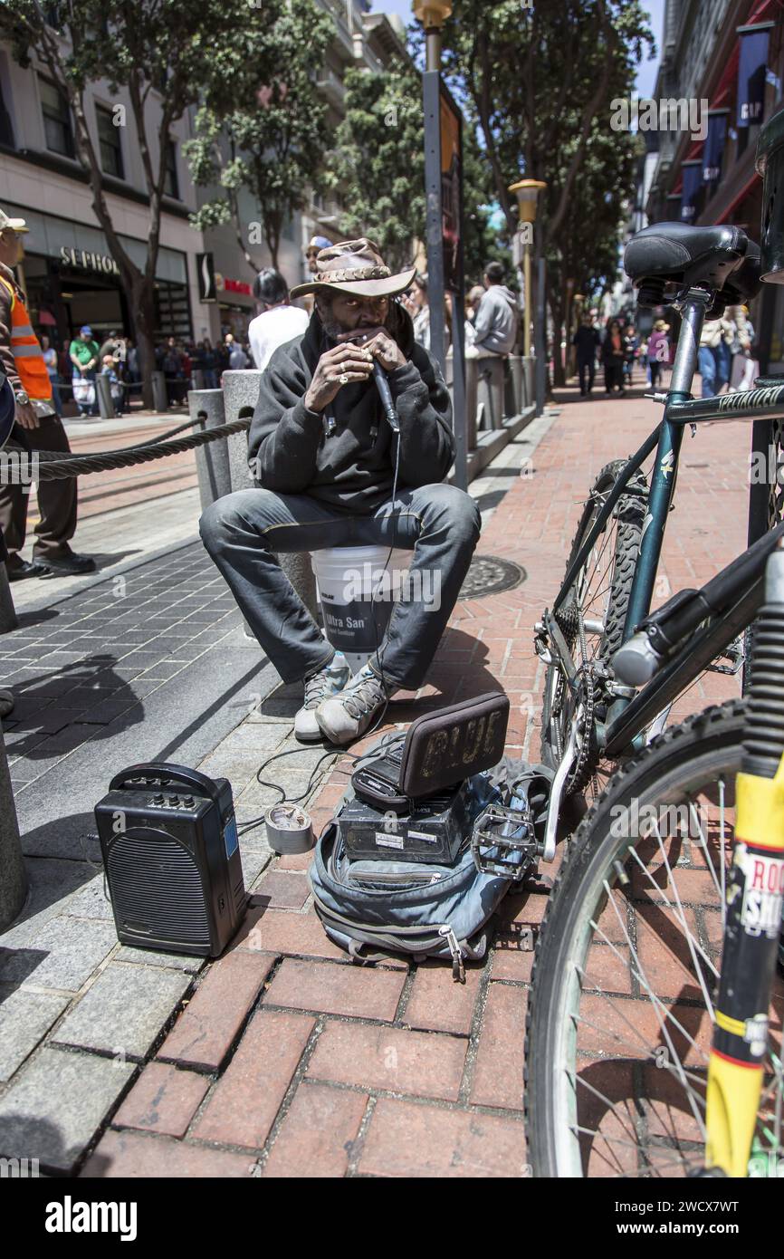 United States, California, San Francisco, Powell/Mason Cable Car Turnaround, street musician Stock Photo