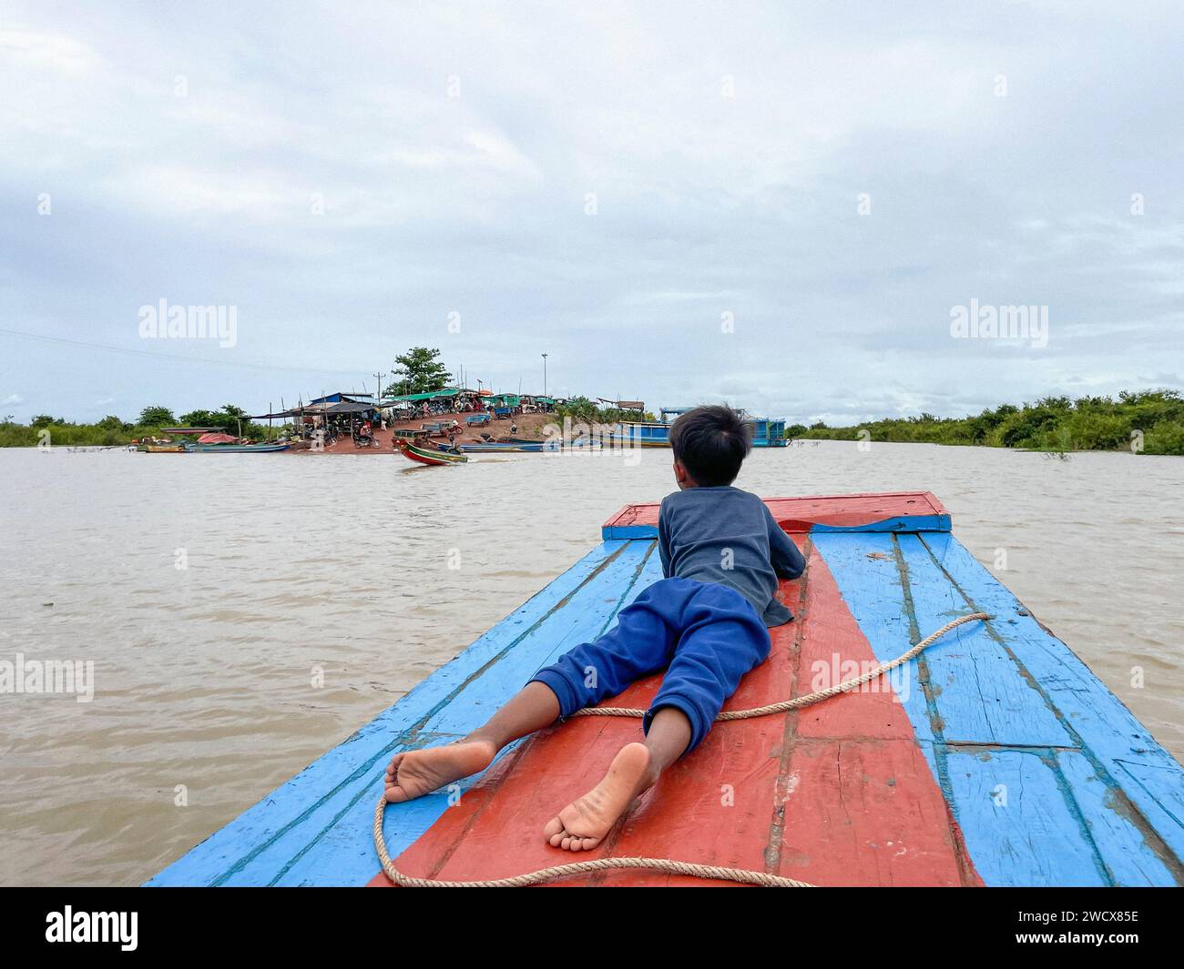 Boys river cambodia hi-res stock photography and images - Alamy