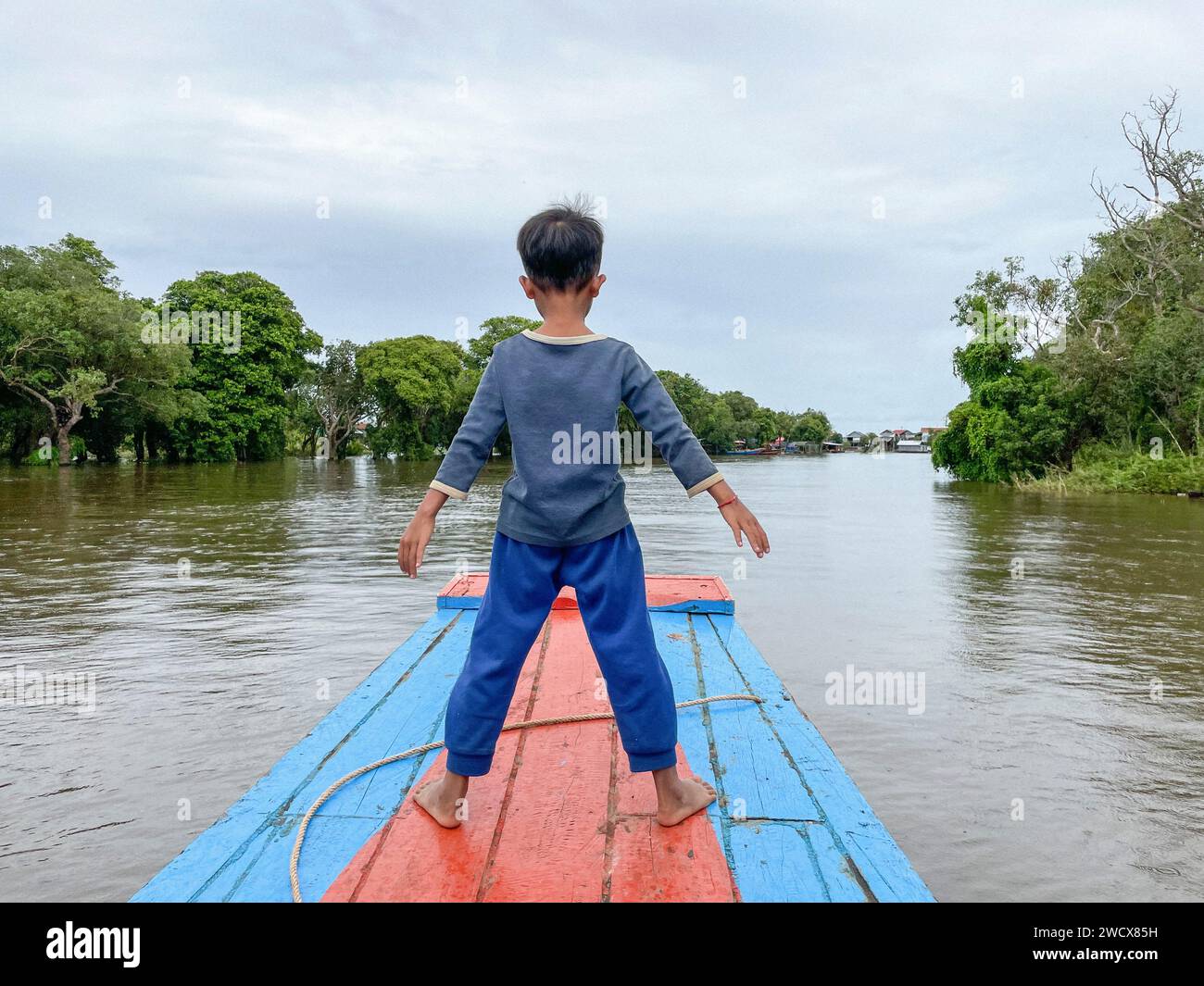 Boys river cambodia hi-res stock photography and images - Alamy