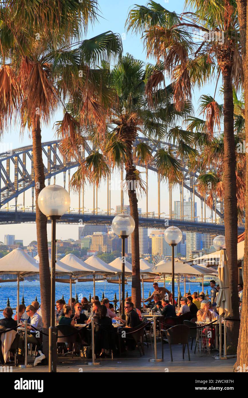 Australia, New South Wales, Sydney, Sydney Cove, Circular Quay, restaurant terrace with the Sydney Harbor Bridge in the background Stock Photo
